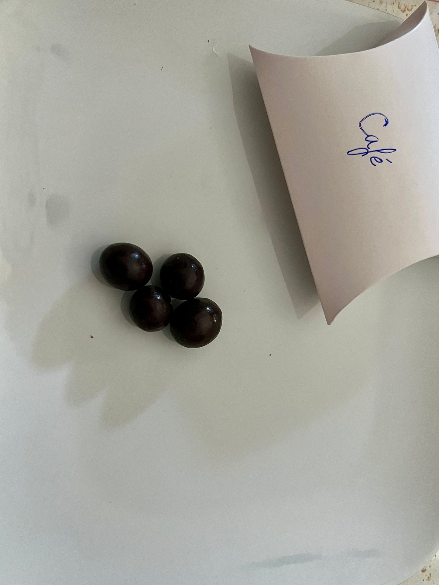 grains de café enrobés de chocolat au sucre enduit