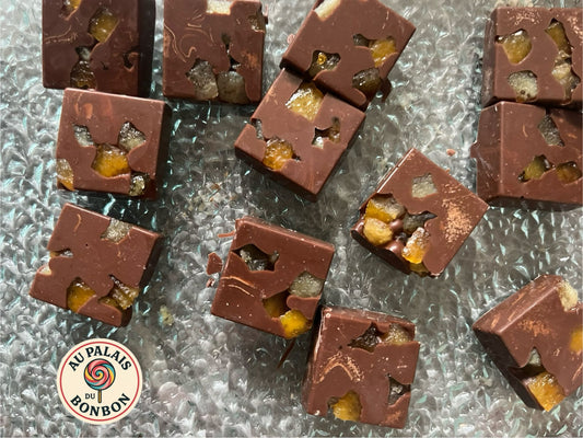 Boite de 16 chocolats aux délicieux morceaux d'oranges confites