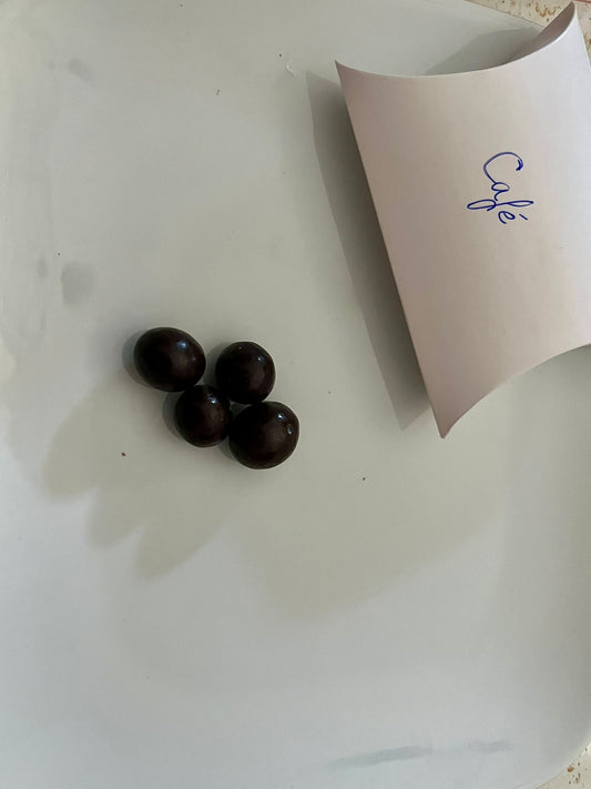 grains de café enrobés de chocolat au sucre enduit
