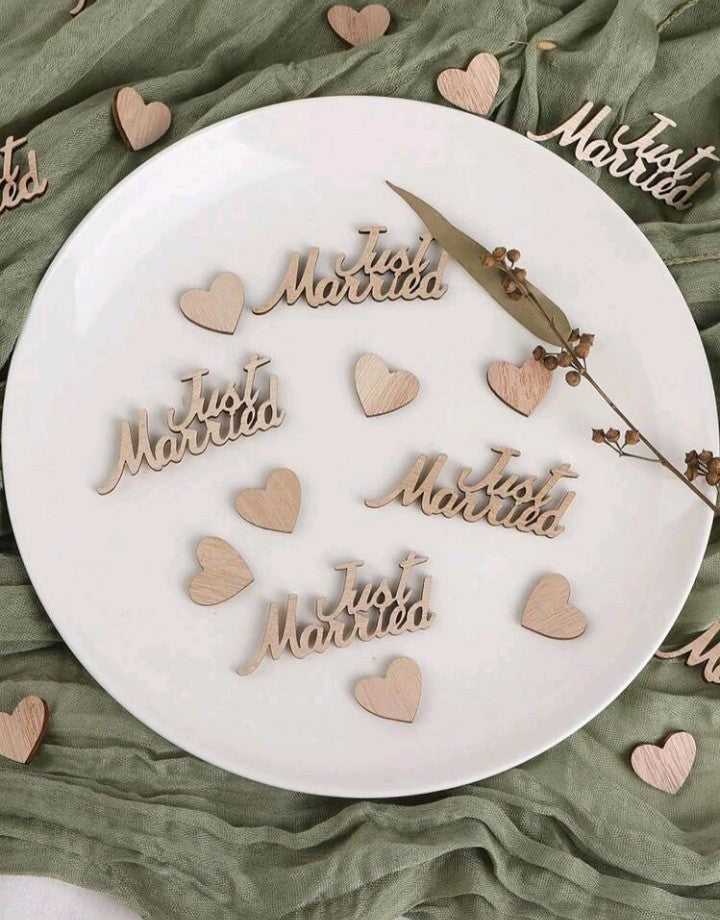 Lot confettis en bois Just Married  pour décoration de table